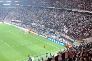 足球最美的样子!法兰克福出局后球迷集体高歌鼓舞球队