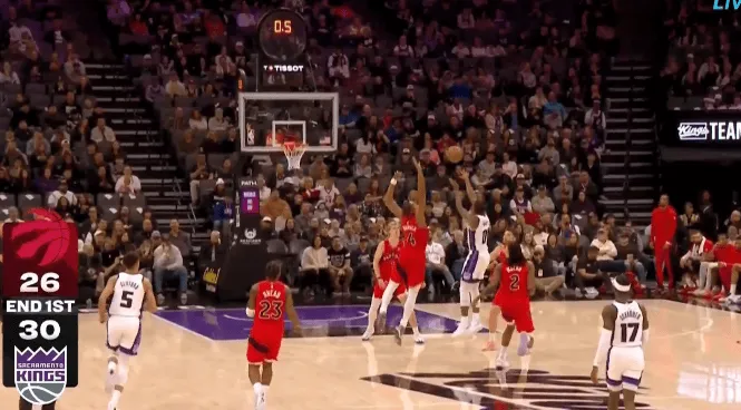 星空体育APP-蒙克LOGO超远三分压哨投进,国王首节30-26领先猛龙