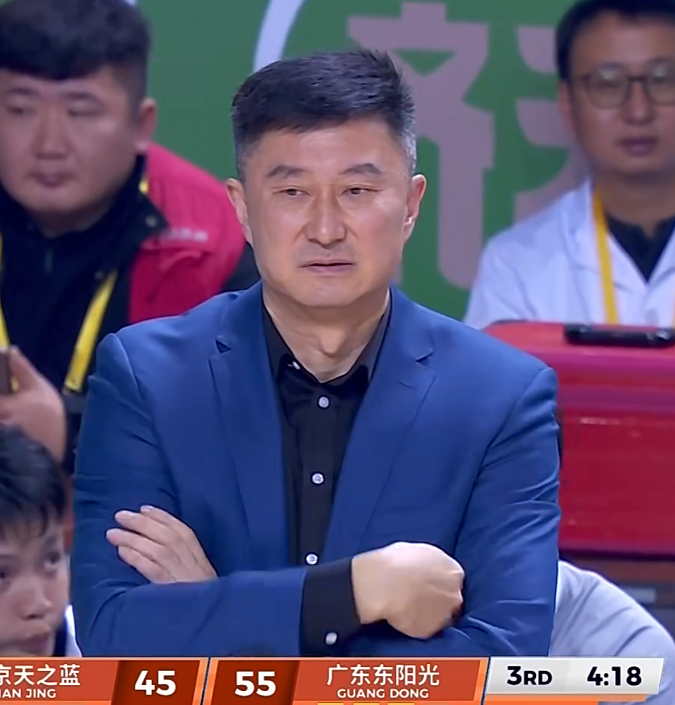 广东3消息！杜锋落选最佳教练，徐昕深夜发声，杜润旺合同将到期